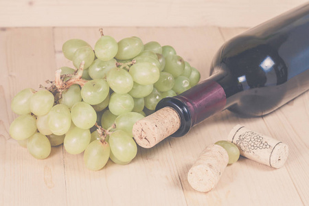 绿色的葡萄与葡萄酒瓶