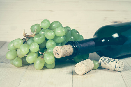 绿色的葡萄与葡萄酒瓶