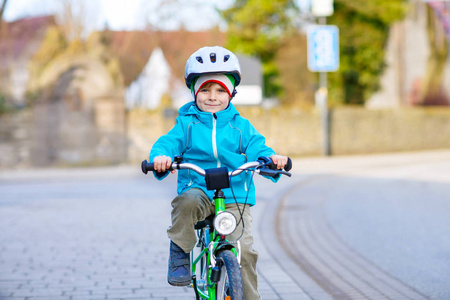 学龄前的孩子骑在自行车上的小男孩