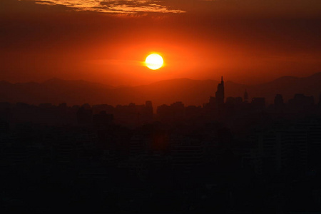 日落和云在智利圣地亚哥图片