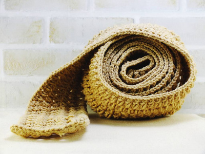 温暖的针织的围巾女配件与副本空间背景
