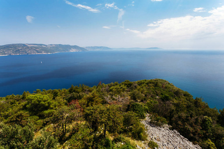 顶视图的海海峡或湾没有船和从餐厅 Vidicovac 人。安静，平静。克罗地亚，普洛明