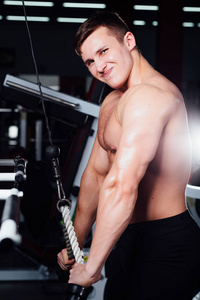 大强 bodybuider 没有衬衫示范交叉练习。胸肌和艰苦的训练