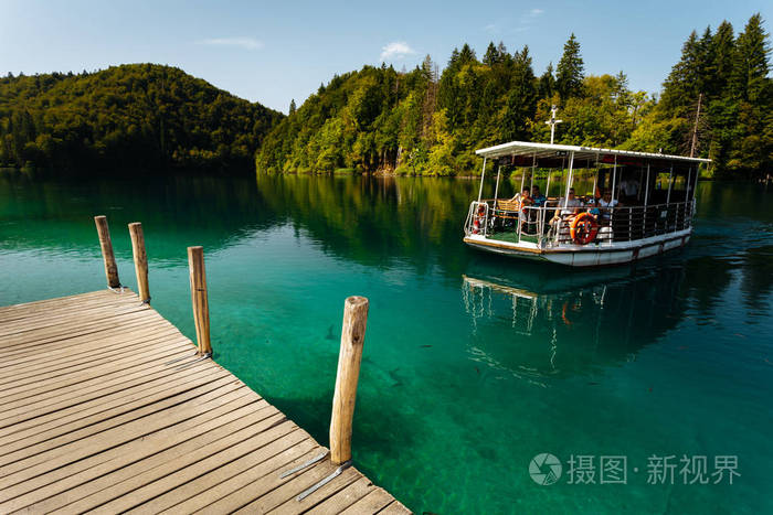 十六湖国家公园内有内河船的木码头