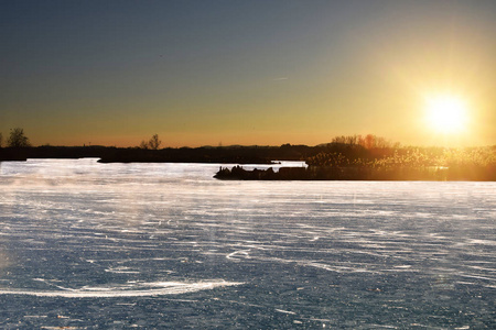 泥炭沼泽的伊塞奥湖在日落时完全冻结意大利