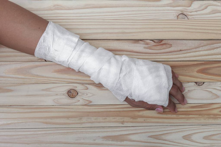 纱布绷带的手挫伤.治疗患者的手照片