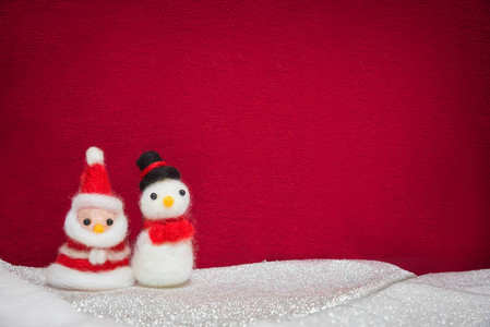 设置用红布的雪地上堆雪人羊毛娃娃圣诞老人 bac