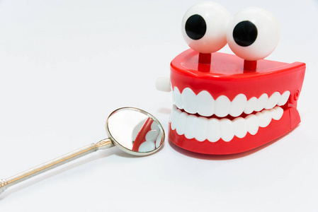 牙科护理概念与镜像牙医工具白色背景上