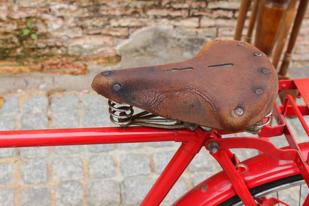 马鞍复古红色自行车附近的老砖墙窗口