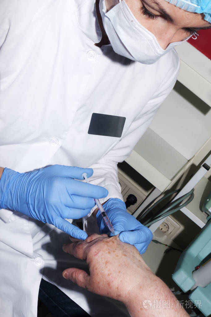 显微外科手术治疗: 医生皮肤科医生执行局部麻醉在手上