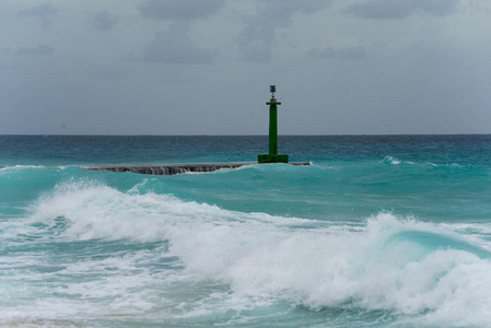 海浪上的灯塔和码头。古巴