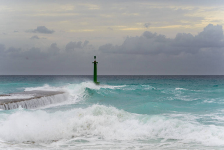 海浪上的灯塔和码头。古巴