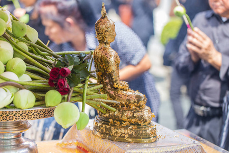 佛教泰国人们崇拜佛与莲花和香烛