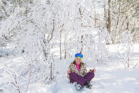 冥想在雪地上的年轻微笑女人的画像