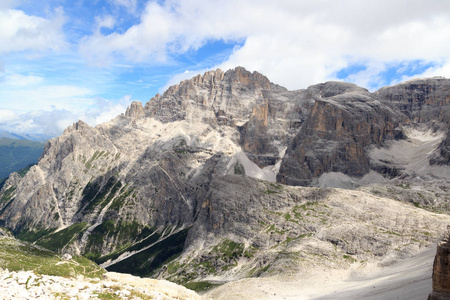 山 Elferkofel 全景和高山小屋 Zsigmondyhutte 中 Sexten 白云岩，南蒂罗尔，意大利