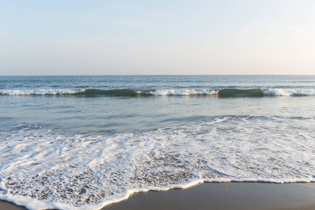 海浪在沙滩海岸图片