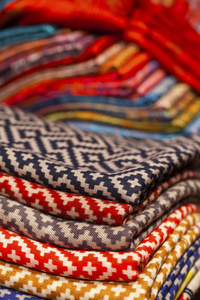 多彩的丝绸和羊毛围巾