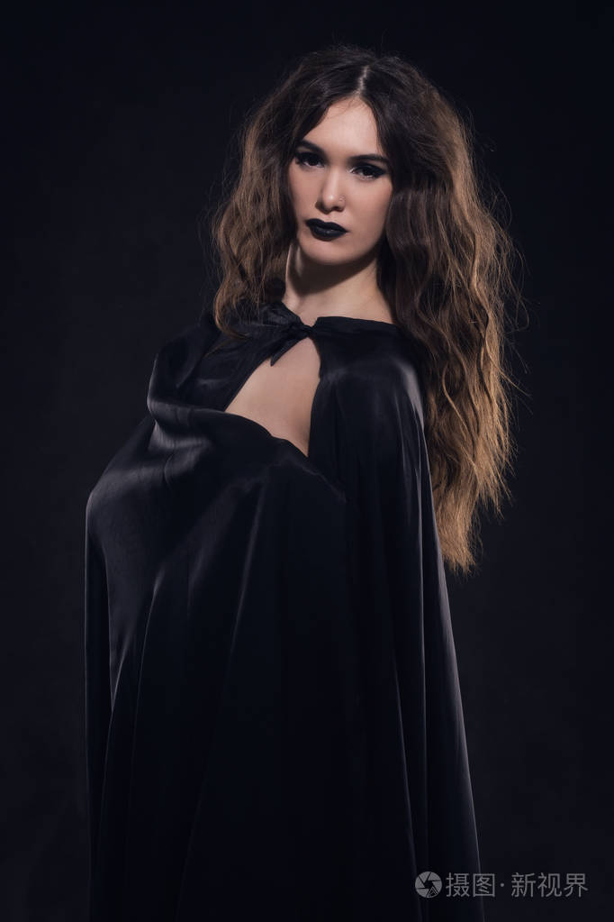 在黑色的斗篷裸哥特式美女照片-正版商用图片0wkd8c-摄图新视界