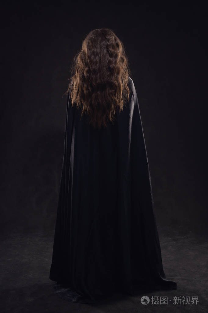 在黑色的斗篷裸哥特式美女