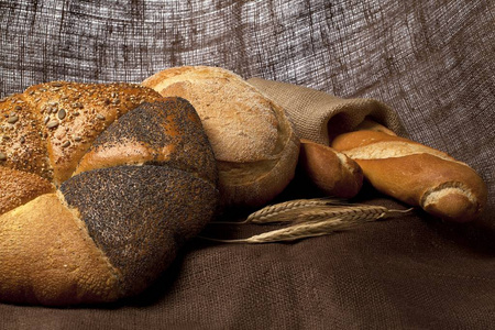 新鲜的法式面包和面包图片