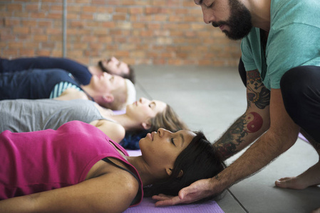 瑜伽教练帮助女人