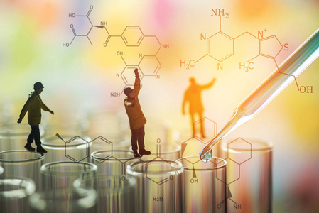 检查化学实验室中的微型科学家技术团队