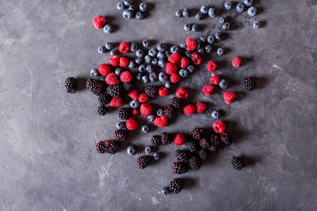 覆盆子，黑莓，蓝莓灰色抽象背景