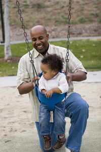 非洲裔美国父亲和儿子在一起的时间