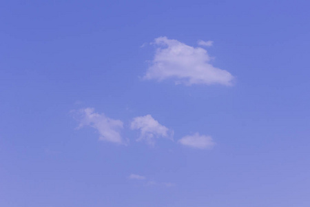 在蓝蓝的天空中云