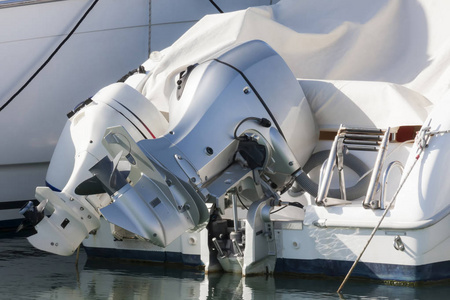 快艇发动机图片