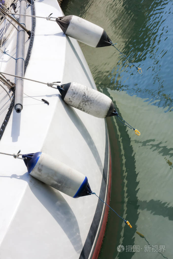 白色与玻璃纤维扬帆的船舷甲板