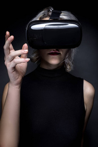 女人穿着 Vr 虚拟现实耳机