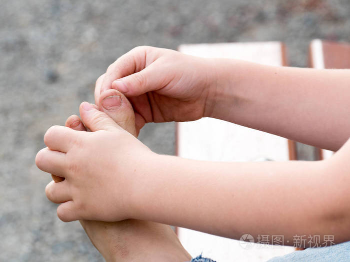 一个小男孩的脏脚的特写