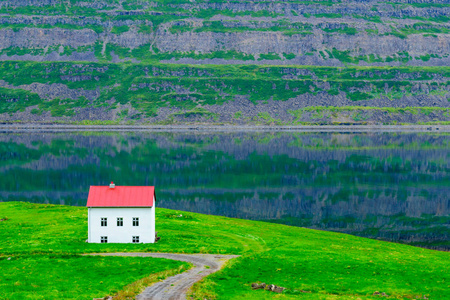 海岸线和沿 Skotufjordur 峡湾景观