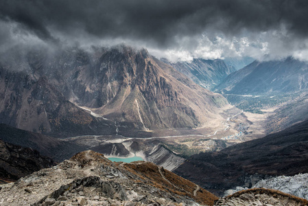 在尼泊尔的高山湖泊