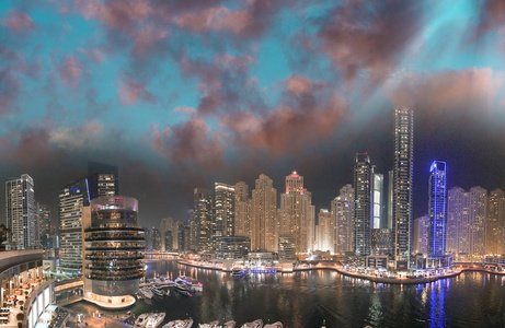 迪拜码头的空中天际线从屋顶的夜晚。美丽的 skyscr