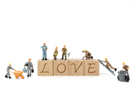 微型工人团队建设爱字，在白色背景上