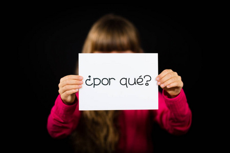 孩子举牌子与西班牙词语 Por Que为什么