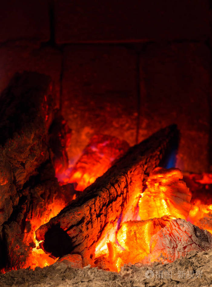 迷人的火焰的燃烧的木柴