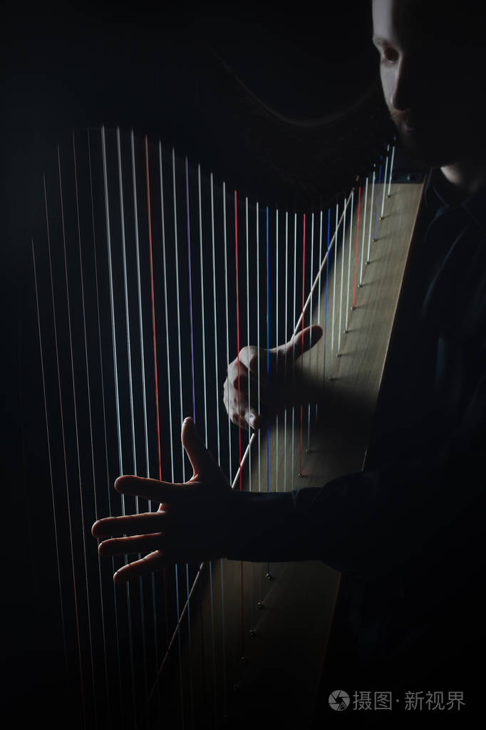 竖琴球员竖琴手演奏爱尔兰竖琴弦
