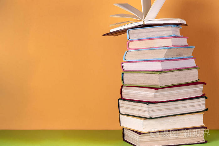 本打开的书,精装类图书归类明亮的彩色背景