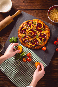 新鲜和美味的自制披萨配料与木制的桌子上