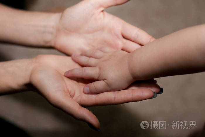 妈妈抱着她的孩子的手