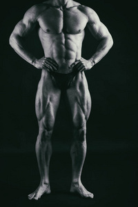 健美运动员表现出他的背部和二头肌肌肉 个人 fitnes