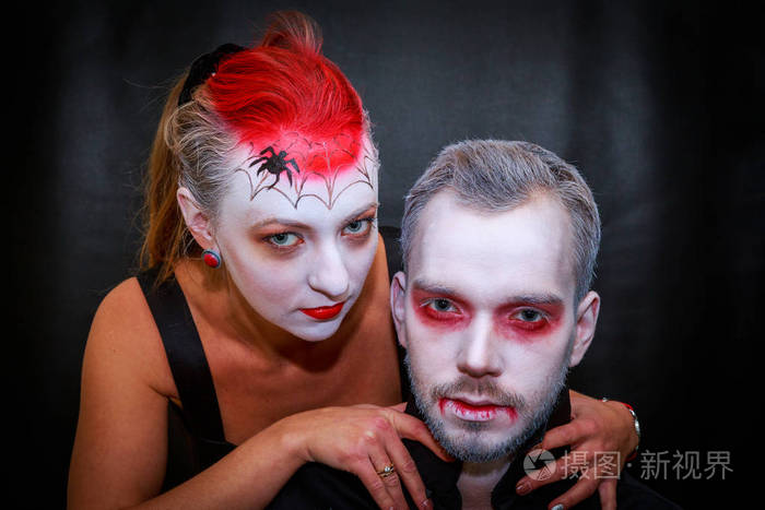 吸血鬼夫妇在一个黑色的背景