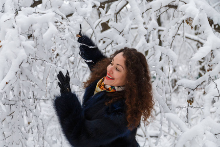 一个穿着皮大衣的女孩在冬天的美丽画像