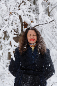 一个漂亮的女孩，在一件毛皮大衣在冬天的肖像