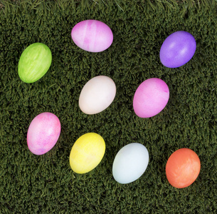 彩蛋复活节假期在绿色草地上