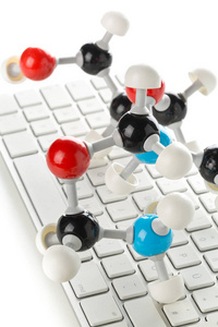 在电脑键盘上的化学分子模型图片