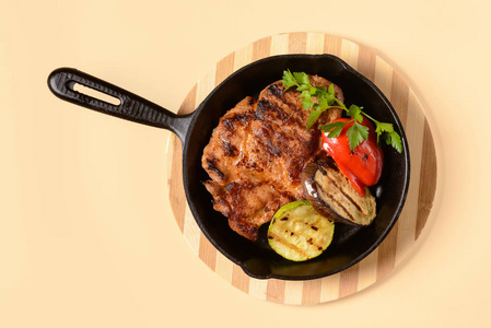 蔬菜在平底锅里煎肉照片